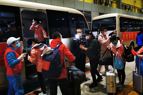 首汽集团迎接首批北京援鄂医疗队返京